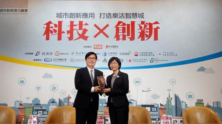 （東元集團(tuán)董事長(zhǎng)邱純枝5日從行政院副院長(zhǎng)陳其邁手中，接下臺(tái)灣智慧城市發(fā)展協(xié)會(huì)頒發(fā)智慧城市卓越貢獻(xiàn)獎(jiǎng)。圖／東元集團(tuán)提供）