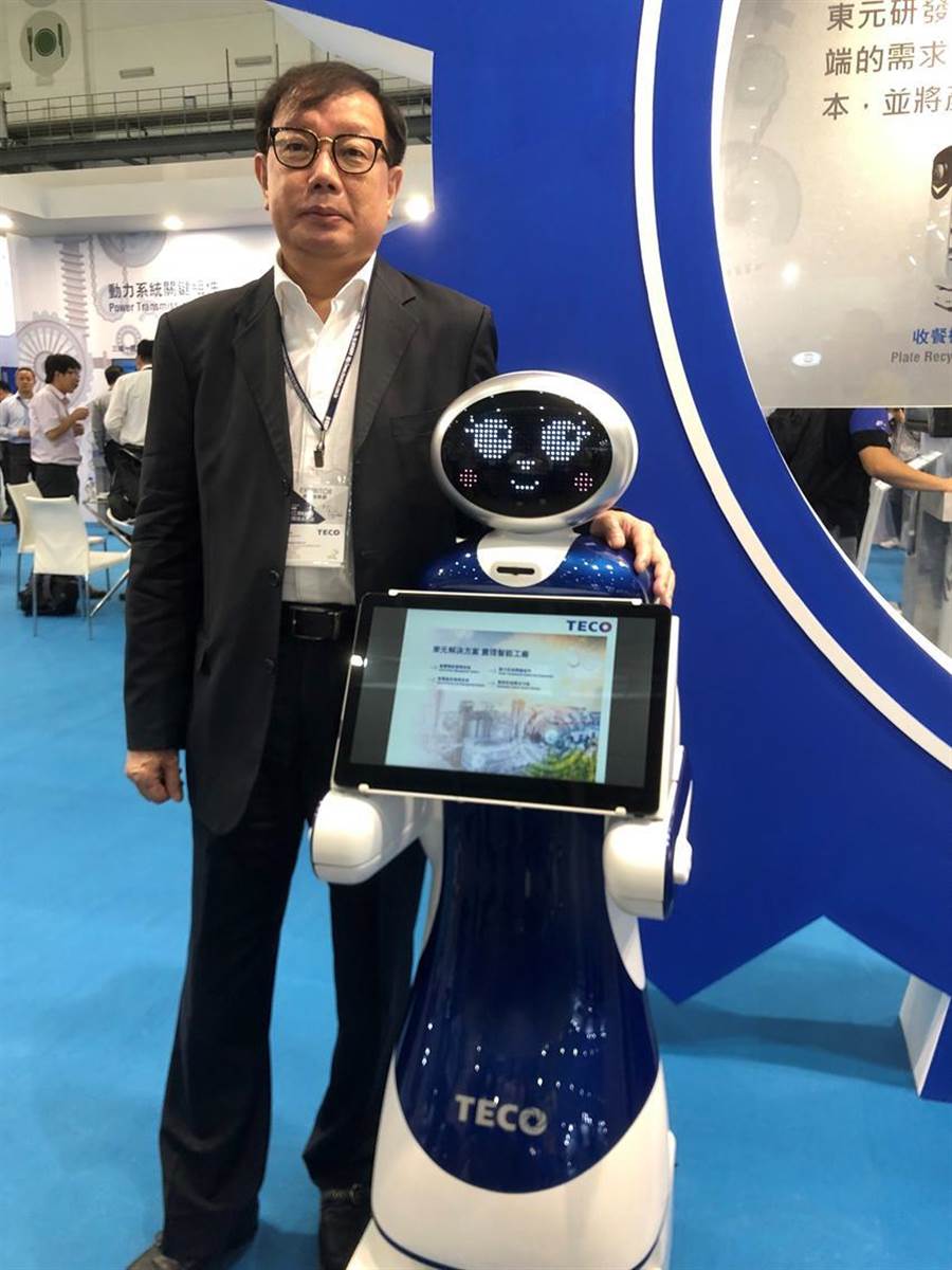 東元電機新開發(fā)導(dǎo)覽機器人今首度曝光，負(fù)責(zé)全桉的東元協(xié)理林勝泉。圖／沉美幸