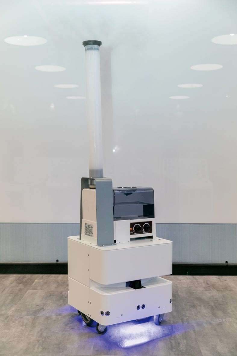 東元3日發(fā)表智慧UVC消毒防疫機(jī)器人，以3D列印技術(shù)，制作雙向360度全面向噴頭，進(jìn)行大面積的噴霧消毒。圖／東元提供