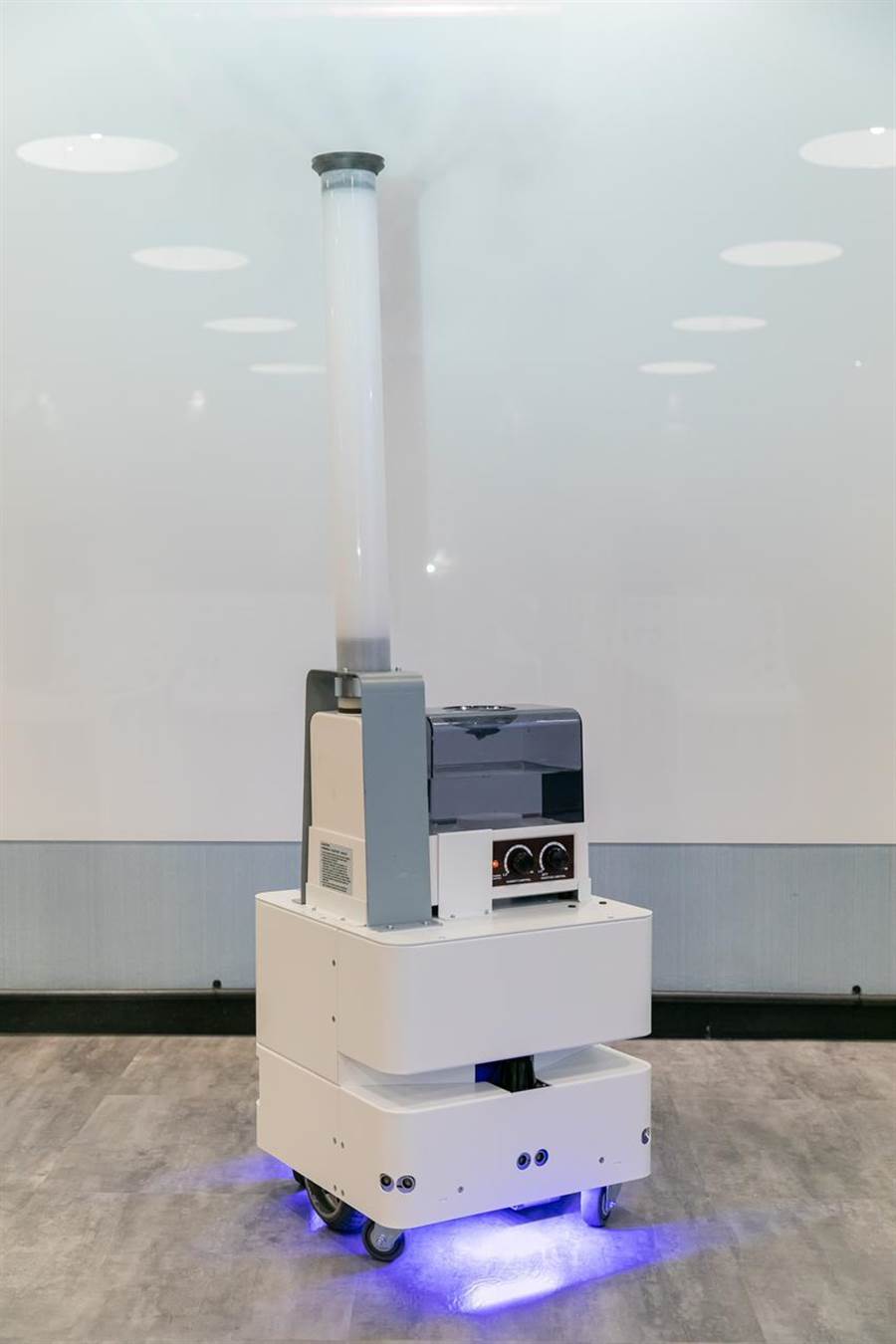 （東元3日發(fā)表智慧UVC消毒防疫機(jī)器人，以3D列印技術(shù)，制作雙向360度全面向噴頭，進(jìn)行大面積的噴霧消毒。圖／東元提供）
