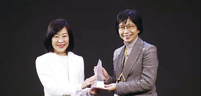 東元電機以「智慧噴霧防疫機器人」勇奪臺灣精品金質(zhì)獎，由東元電機邱純枝董事長（右）受獎。圖／東元提供